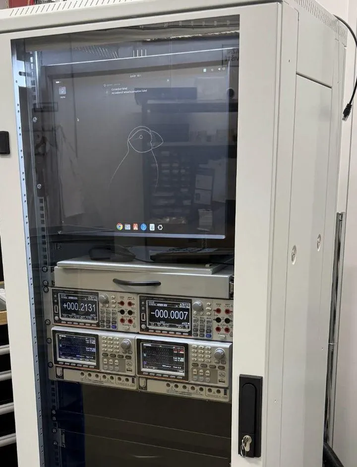 HARDWARIO ATS Prüfstation: Instrumentenrack mit Multimetern und programmierbaren Netzteilen